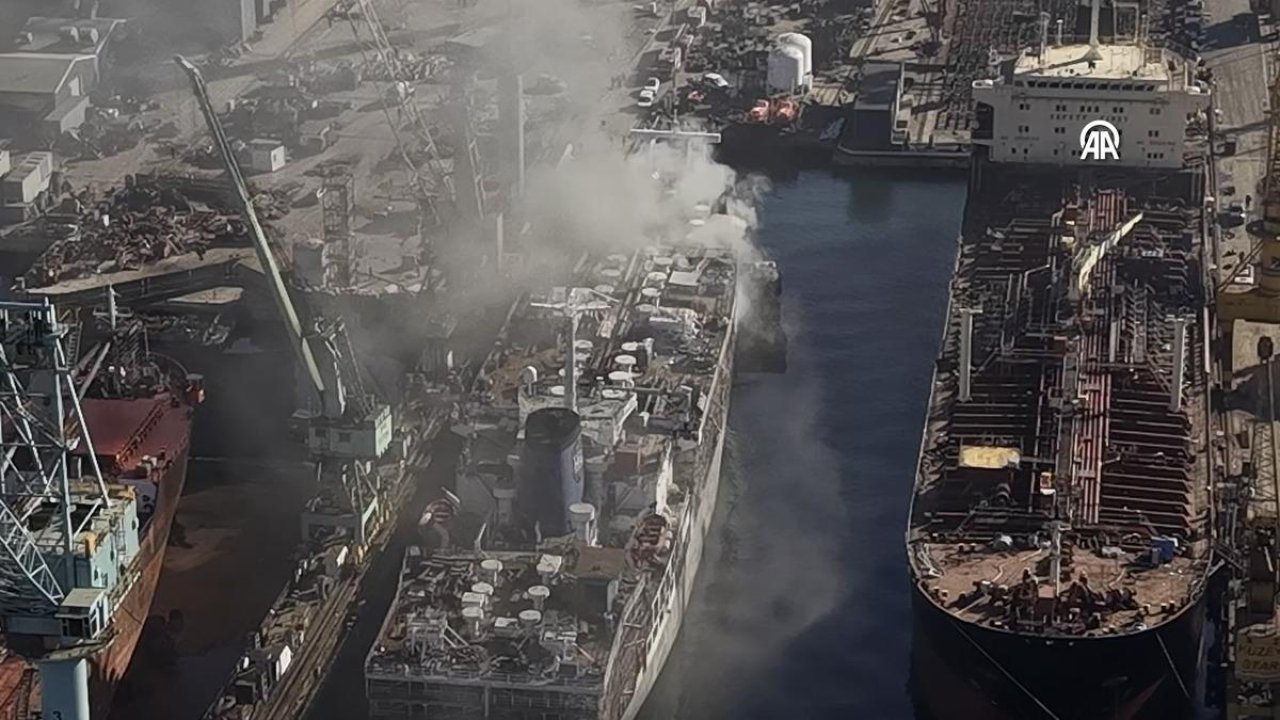 Tuzla tersanesinde gemi yangını! Ekipler sevk edildi