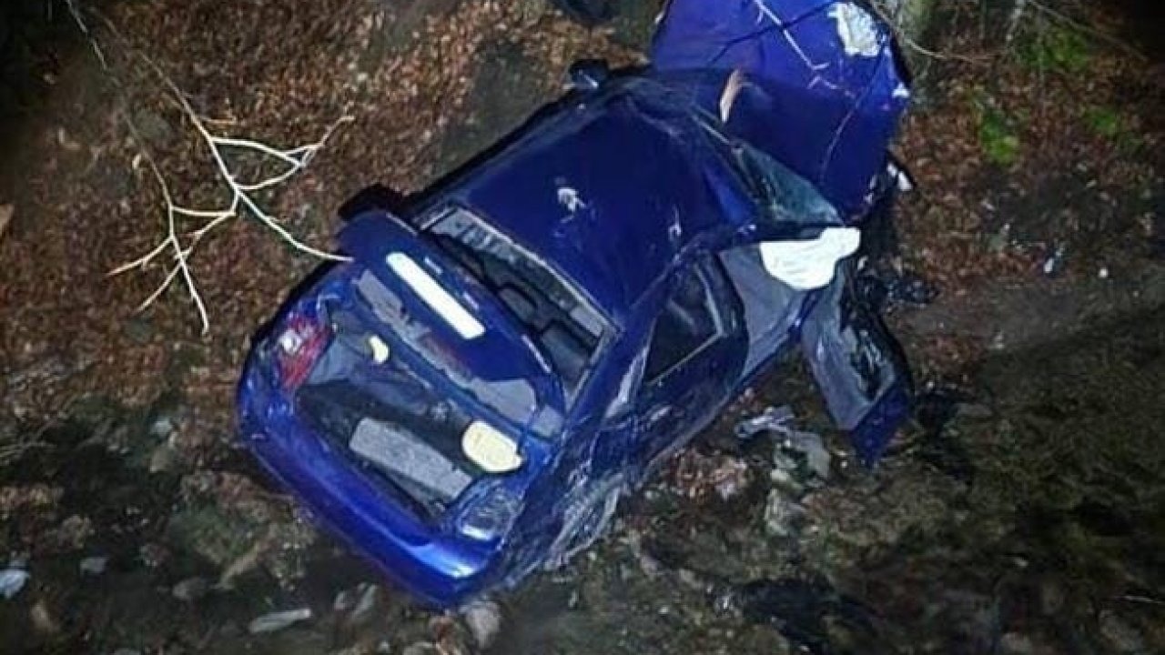 Uçurumdan yuvarlanan otomobilden 3 kişi sağ çıktı