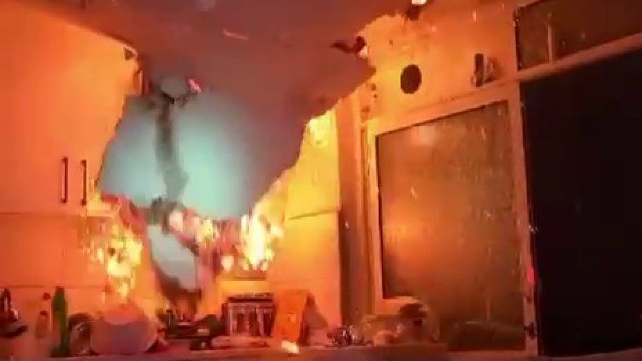Yangında tavan çöktü, itfaiye ekipleri ölümden döndü