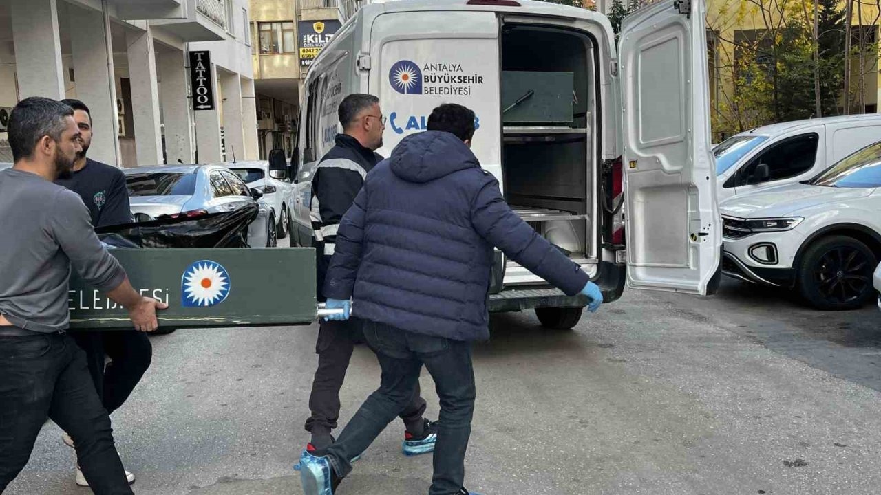 Yaşlı kadın evinde ölü bulundu