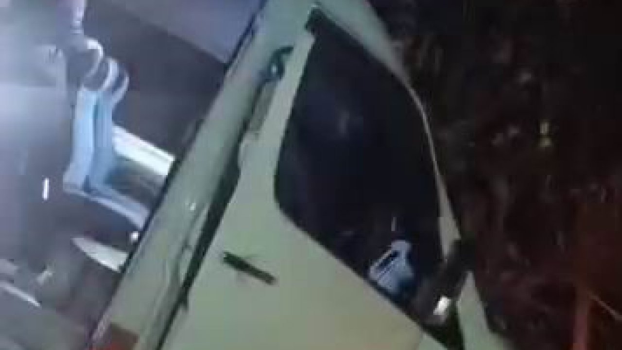 Yolcu minibüsü şarampolde asılı kaldı