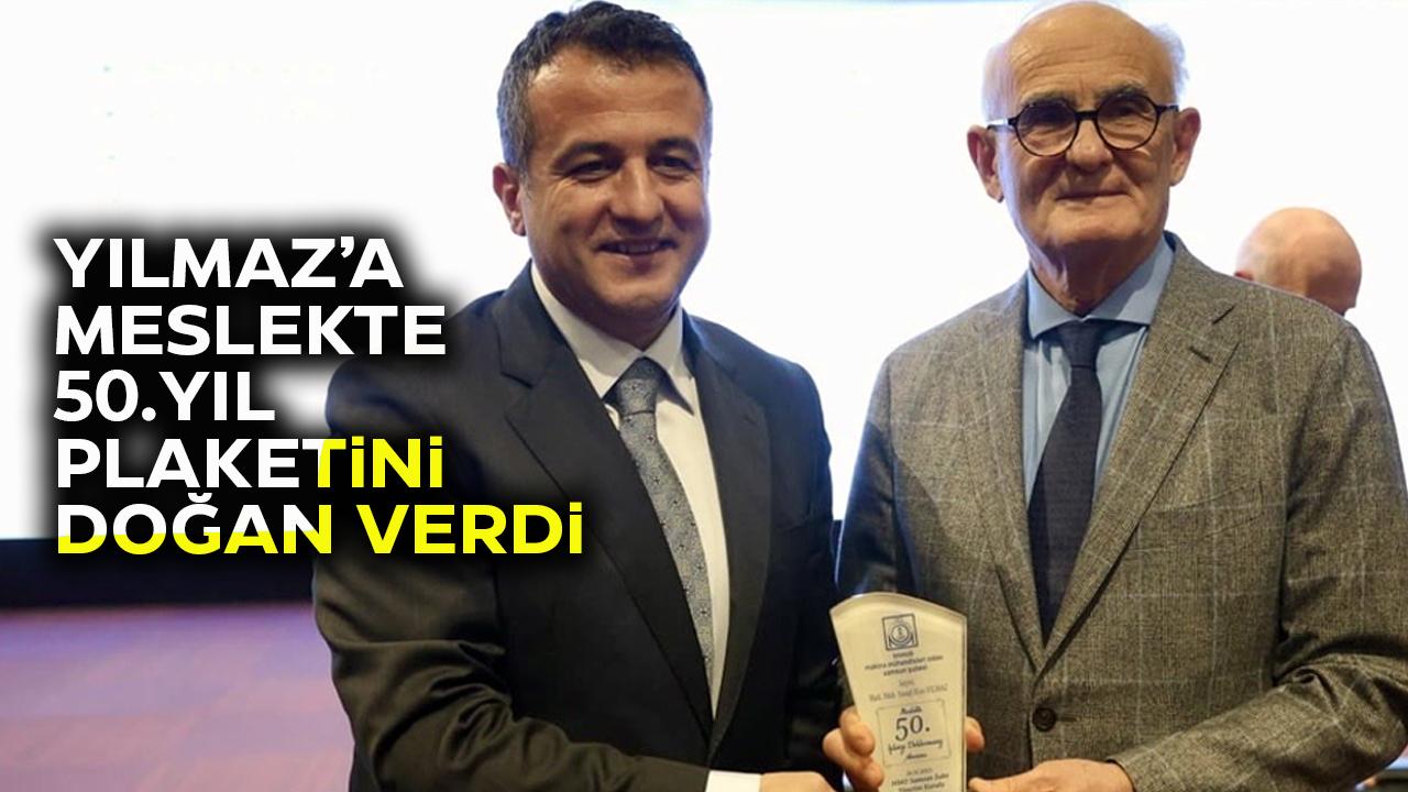 Yusuf Ziya Yılmaz'a meslekte 50. yıl plaketini Halit Doğan verdi