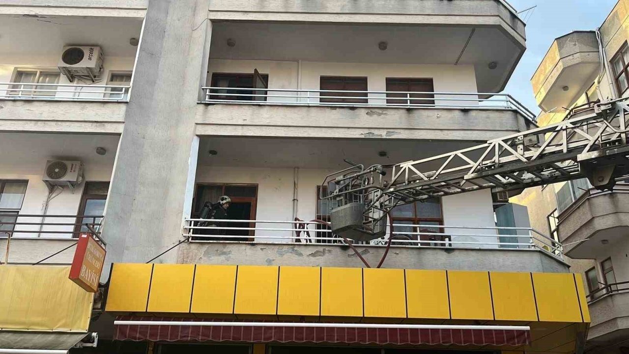 3 katlı binada yangın paniği