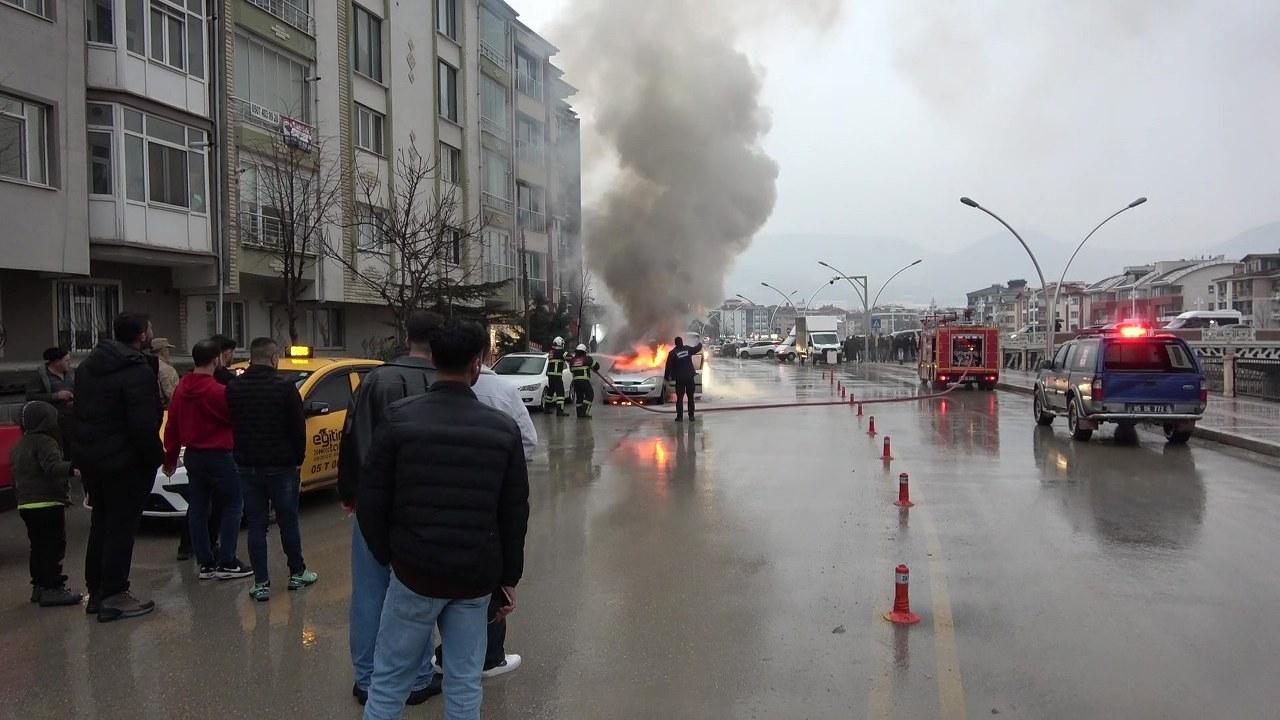 Alev alan otomobil patladı