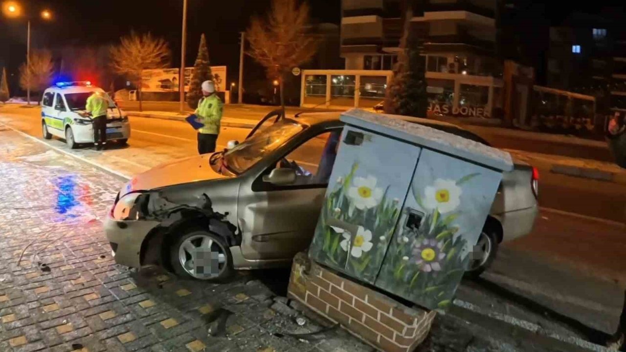 Alkollü şekilde direksiyon başına geçen genç kaza yaptı