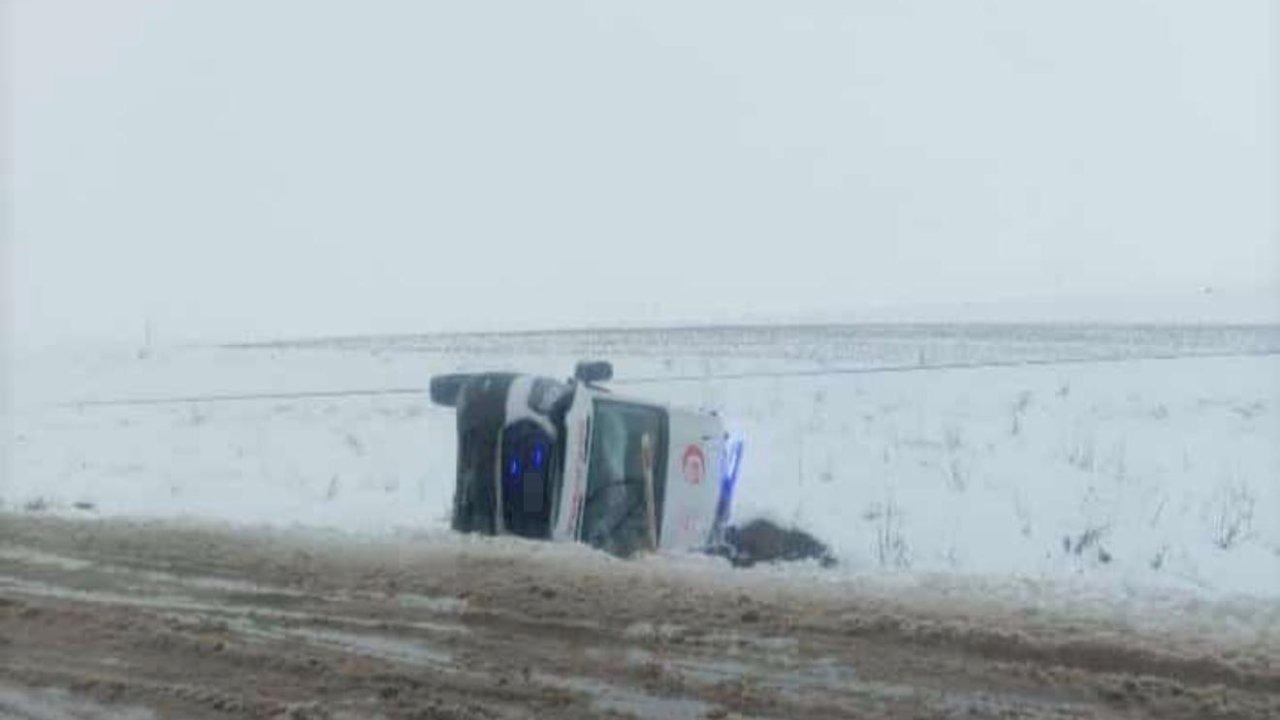 Ambulans devrildi! Yaralılar var