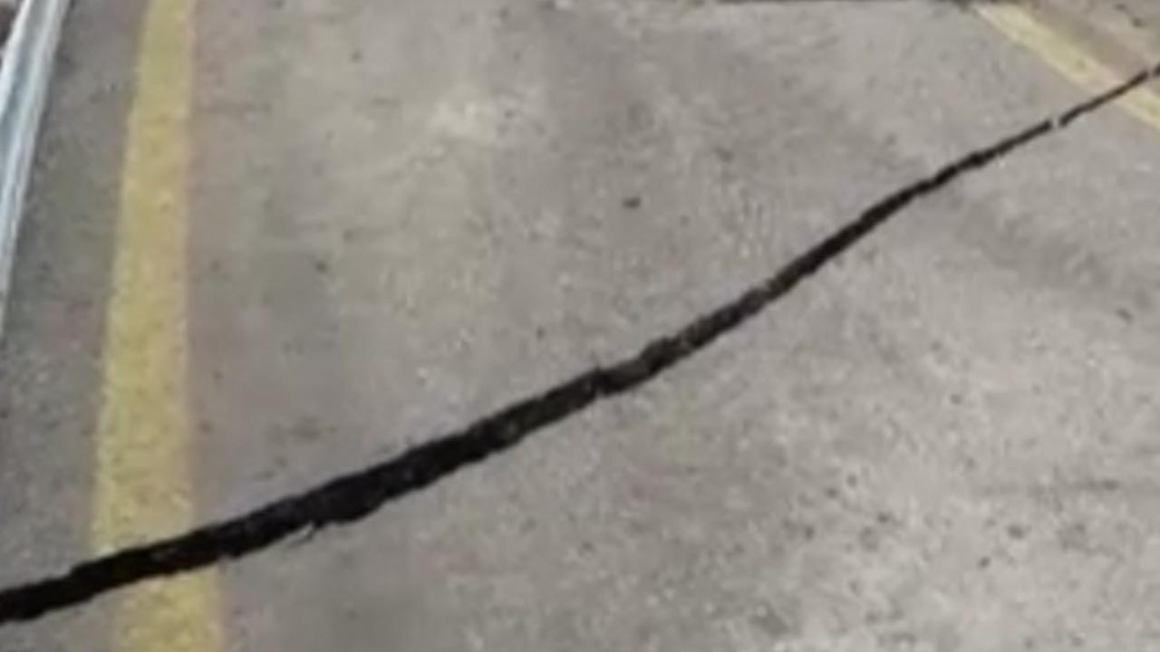 Ankara'da toprak kayması! Yol trafiğe kapatıldı