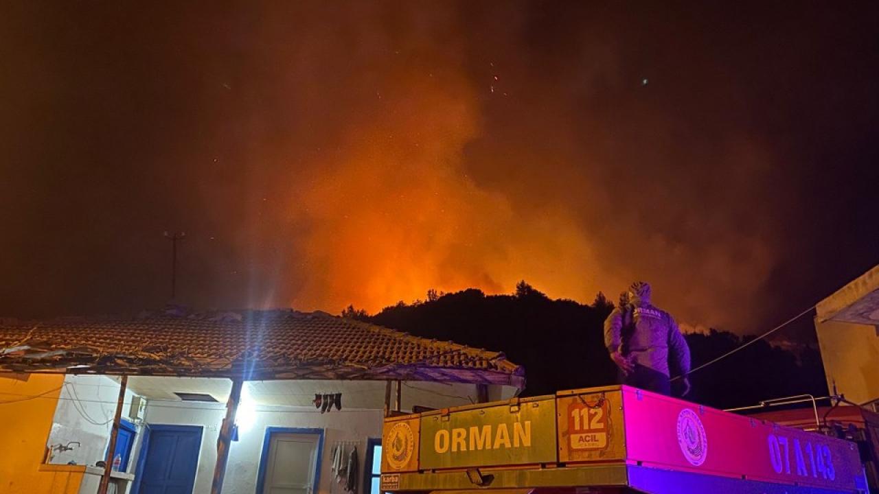 Antalya'da orman yangını! Bölgeye yakın bir evde yaşayan yaşlı çift tedbir amaçlı tahliye edildi