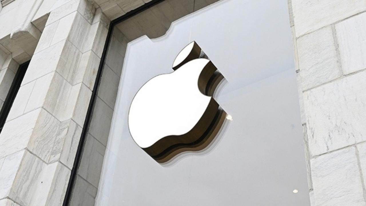 Apple zirveye demir attı