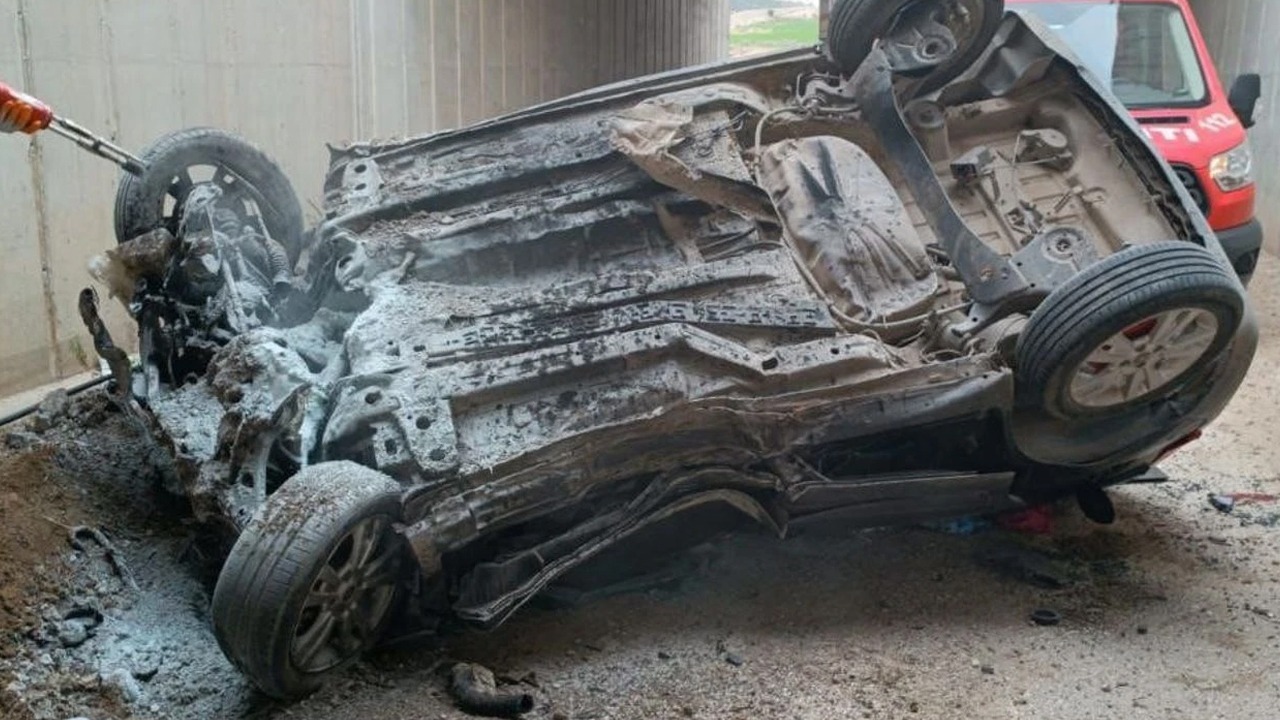 Araç otoyol köprüsünden düştü:  2 ölü, 3 yaralı