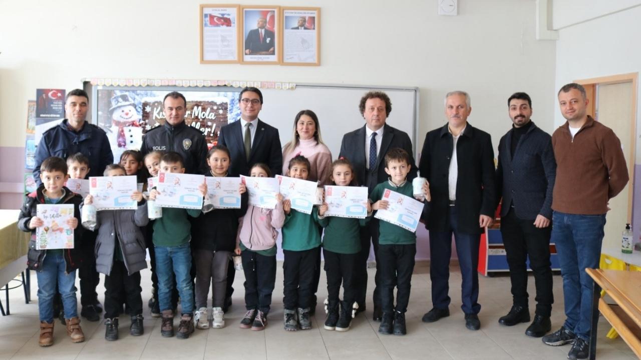 Asarcık Kaymakamı karne sevincine ortak oldu