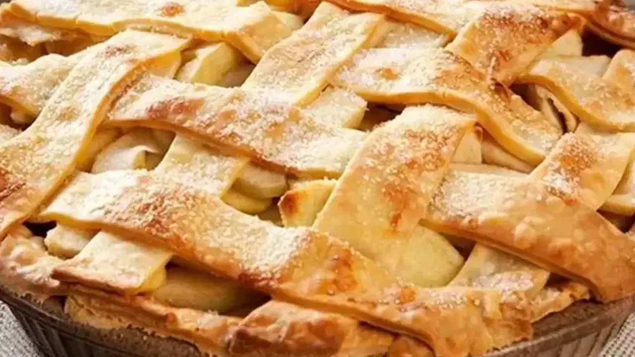 Badem ve elmanın uyumuyla unsuz elmalı turta