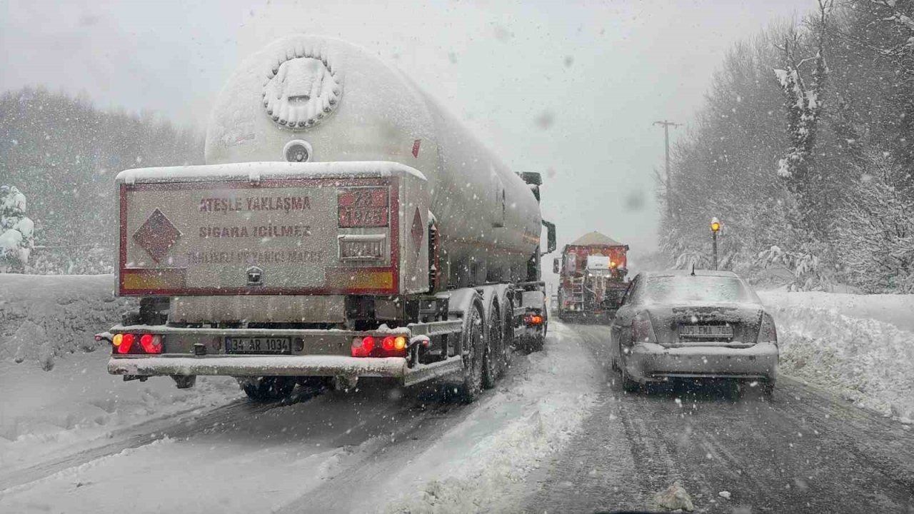 Bolu Dağı’nda rampayı çıkamayan 2 tır yolu kapattı