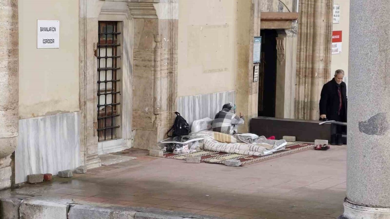 Cami bahçesini mesken tutan kadını otelde kalmaya kimse ikna edemiyor