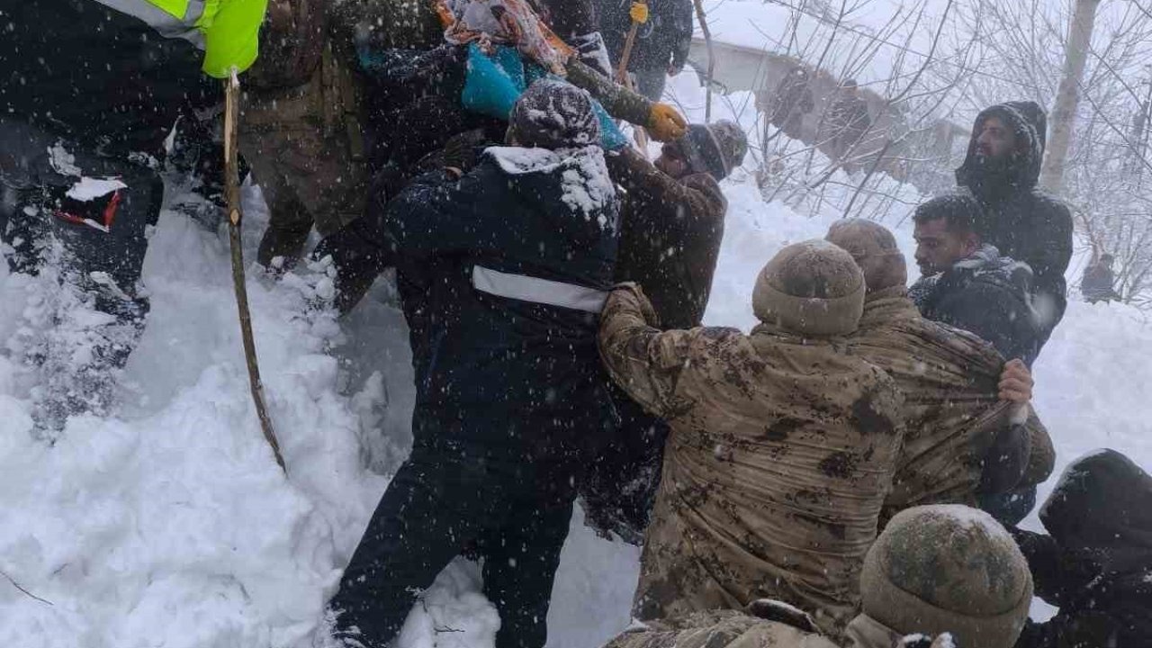 Çatak’ta çığ faciası: Kayıp kadın kurtarıldı