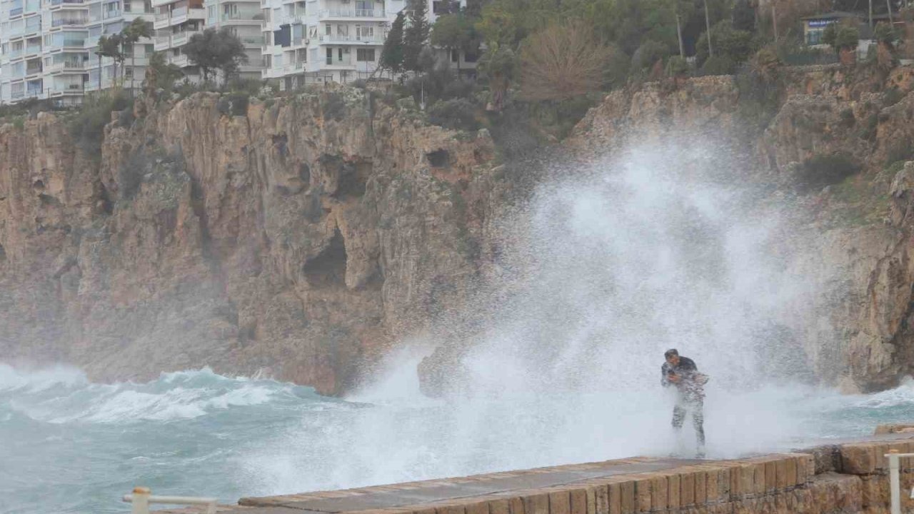 Çatı uçtu, aracın üzerine tabela devrildi, elektrik telleri koptu