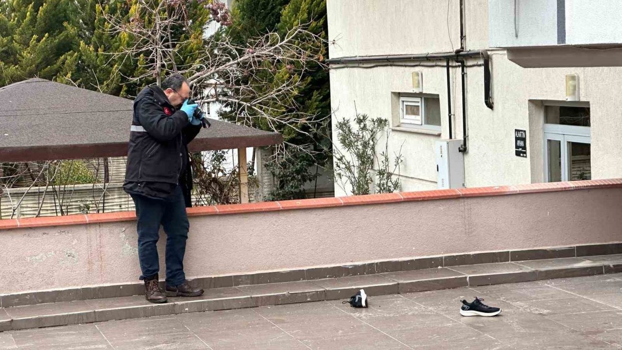 Çatıdan düşen adam hayatını kaybetti