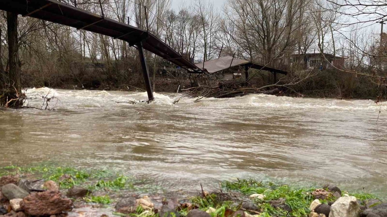 Çay ve dere taştı, yollar ve tarım arazileri sular altında kaldı