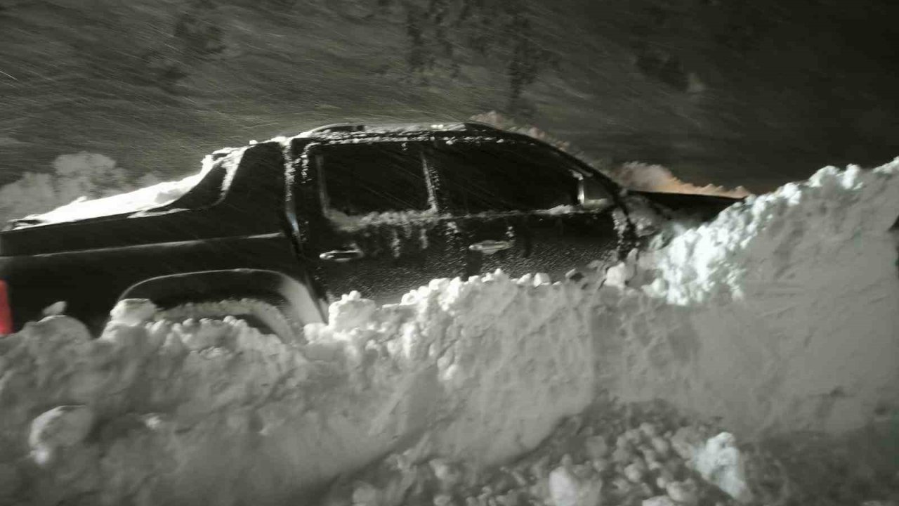 Çığ altında kalan araca 2 saatlik operasyon