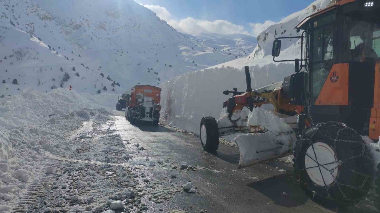 Çığ bölgesinde çalışan greyder şarampole yuvarlandı