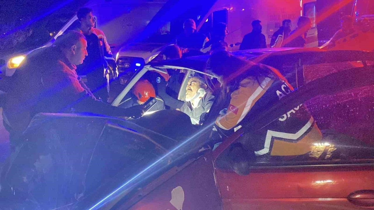 Çorum’da kaza! İki otomobil çarpıştı: 8 yaralı