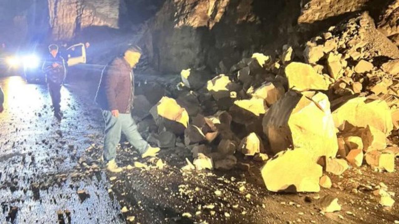 Dağdan kopan kayalar yolu trafiğe kapattı