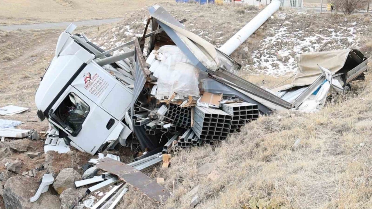 Demir profil yüklü tır şarampole düştü: 1 ağır yaralı