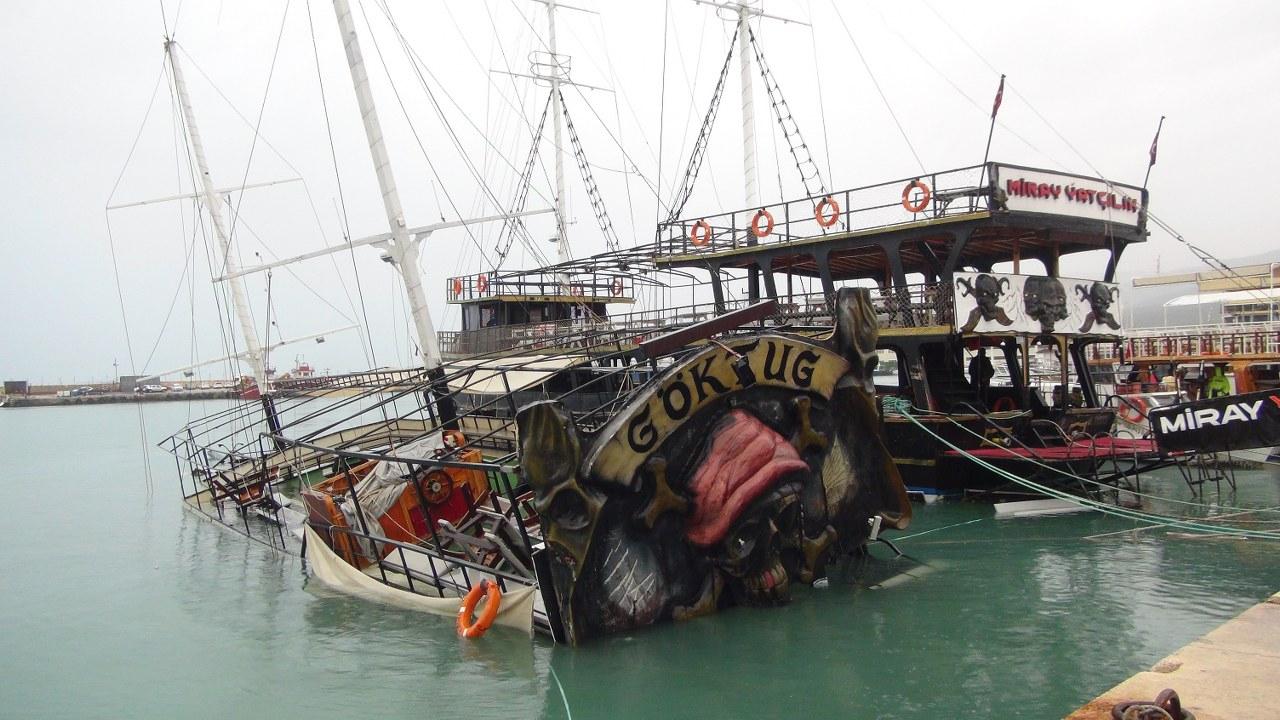 Denizde korku dolu anlar! Şiddetli yağış ve fırtına gezi teknesini batırdı