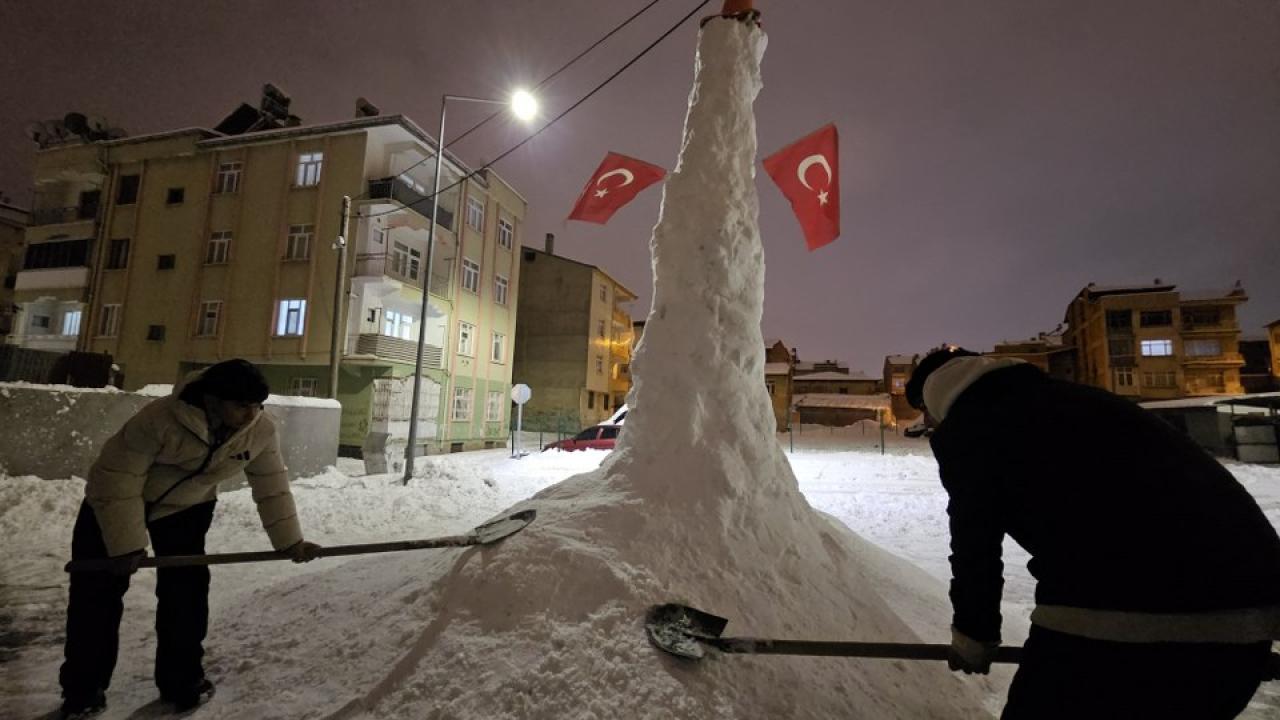 Dev kardan adam görenleri şaşırtıyor