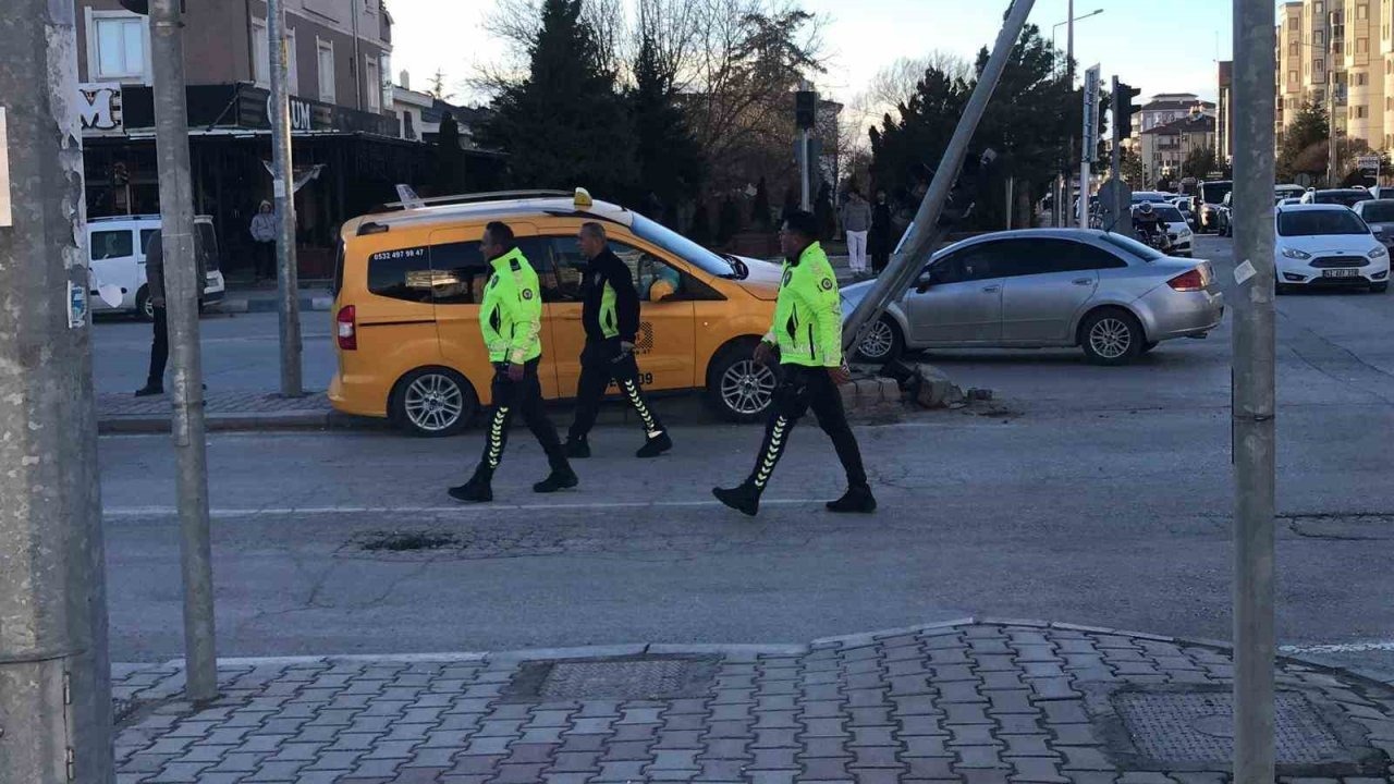 Direksiyon başında kalp krizi geçiren taksi şoförü can verdi