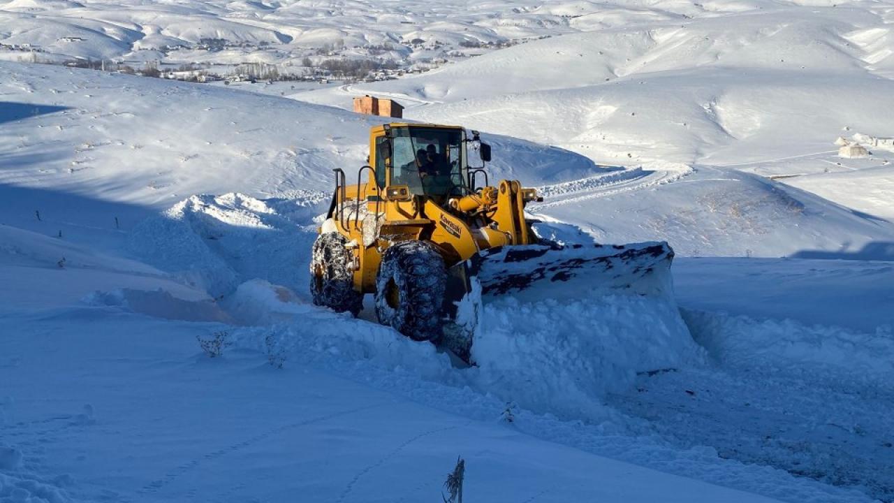 Doğuda yoğun kar! Köy yolları ulaşıma kapandı