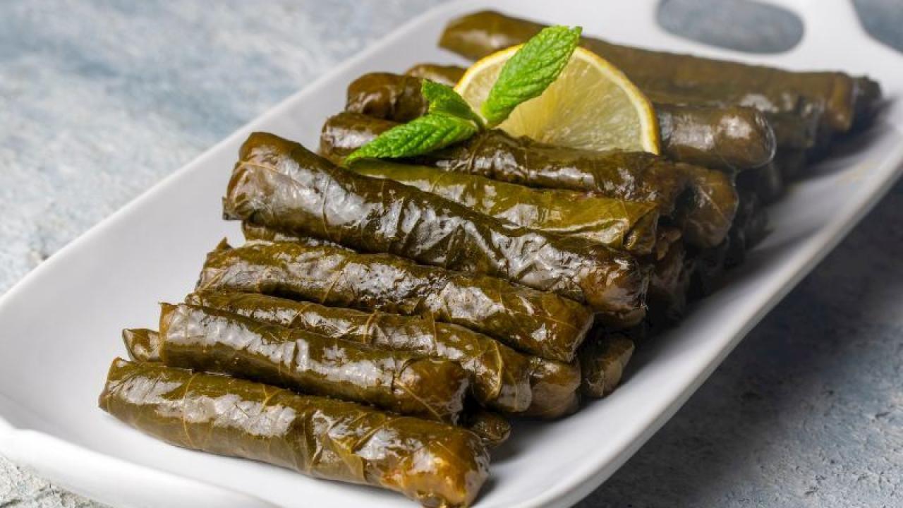 Ege usulü lezzetiyle zeytinyağlı yaprak sarma tarifi