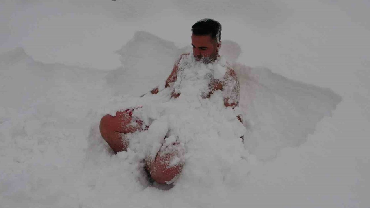 Eksi 8 derecede kar banyosu yaptı