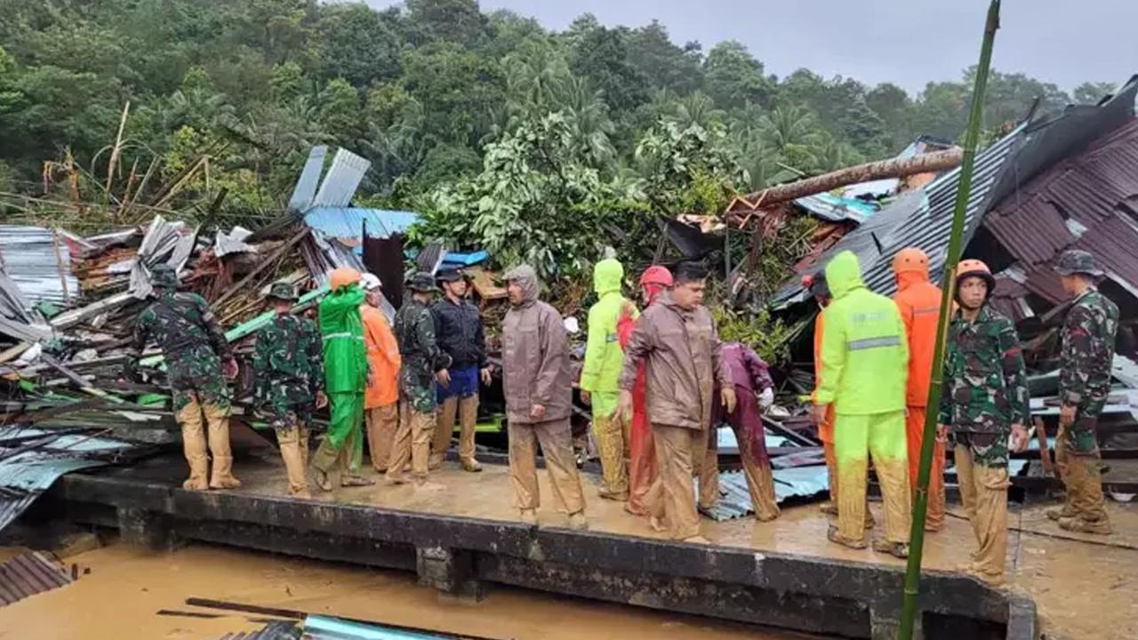 Endonezya’daki toprak kaymasında can kaybı artıyor
