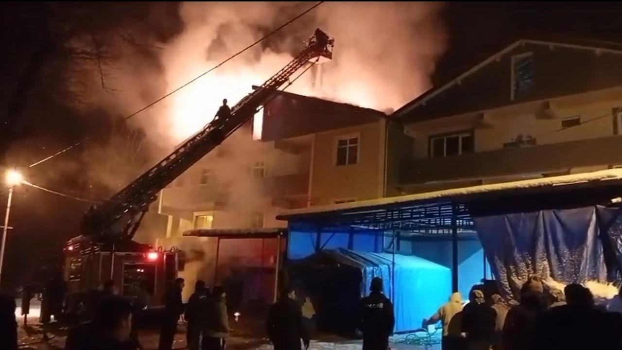 Evin çatı katında çıkan yangın korkuttu