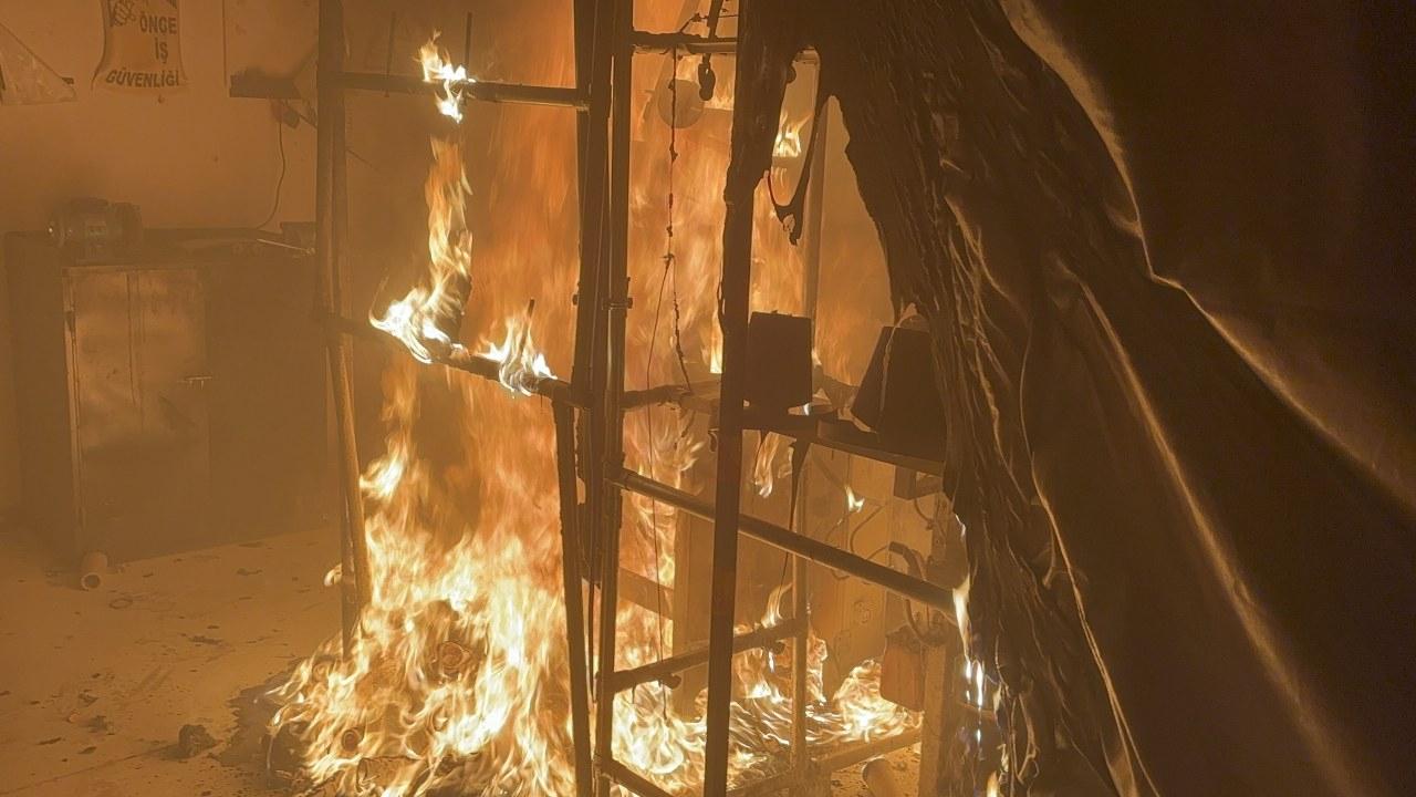 Fabrika alev alev yanarak küle döndü