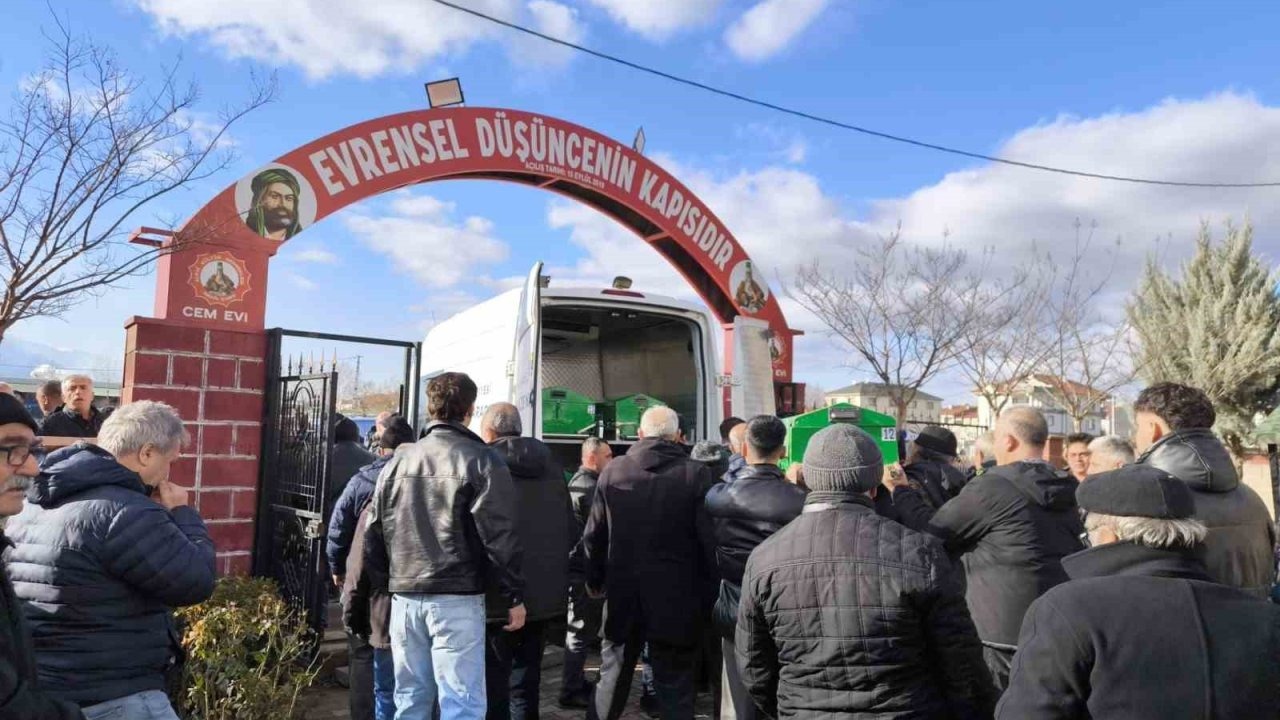 Feci kazada hayatını kaybeden 2 genç kız son yolculuğuna uğurlandı
