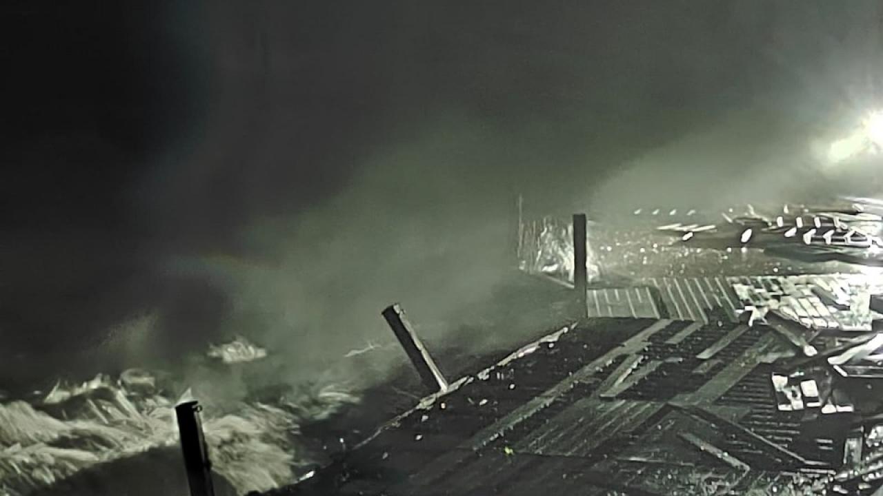 Fırtına can aldı! İskelede çalışan işçiler denize düştü, 1 kişi öldü