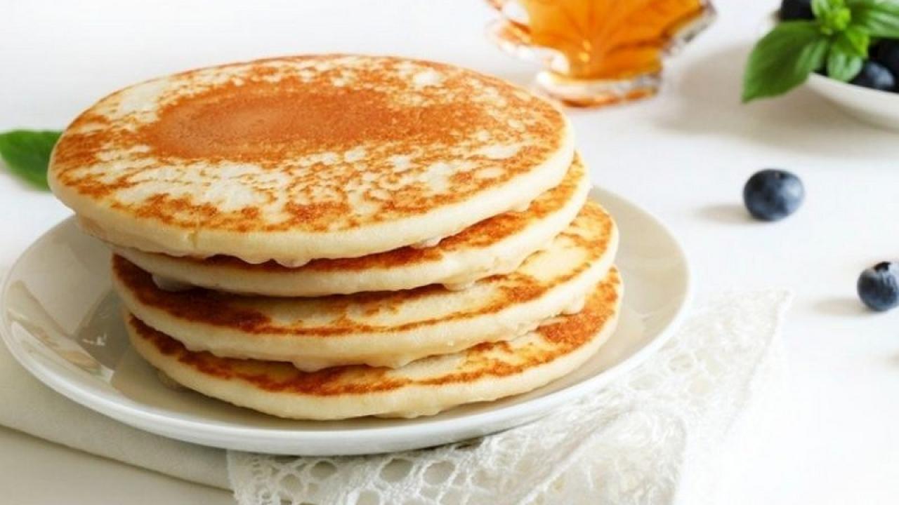 Hafif kahvaltılar için sütsüz pankek tarifi