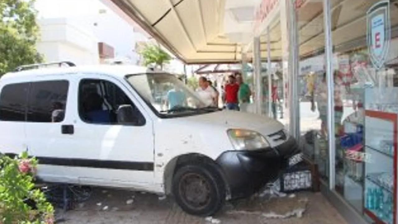 Hafif ticari araç eczaneye daldı