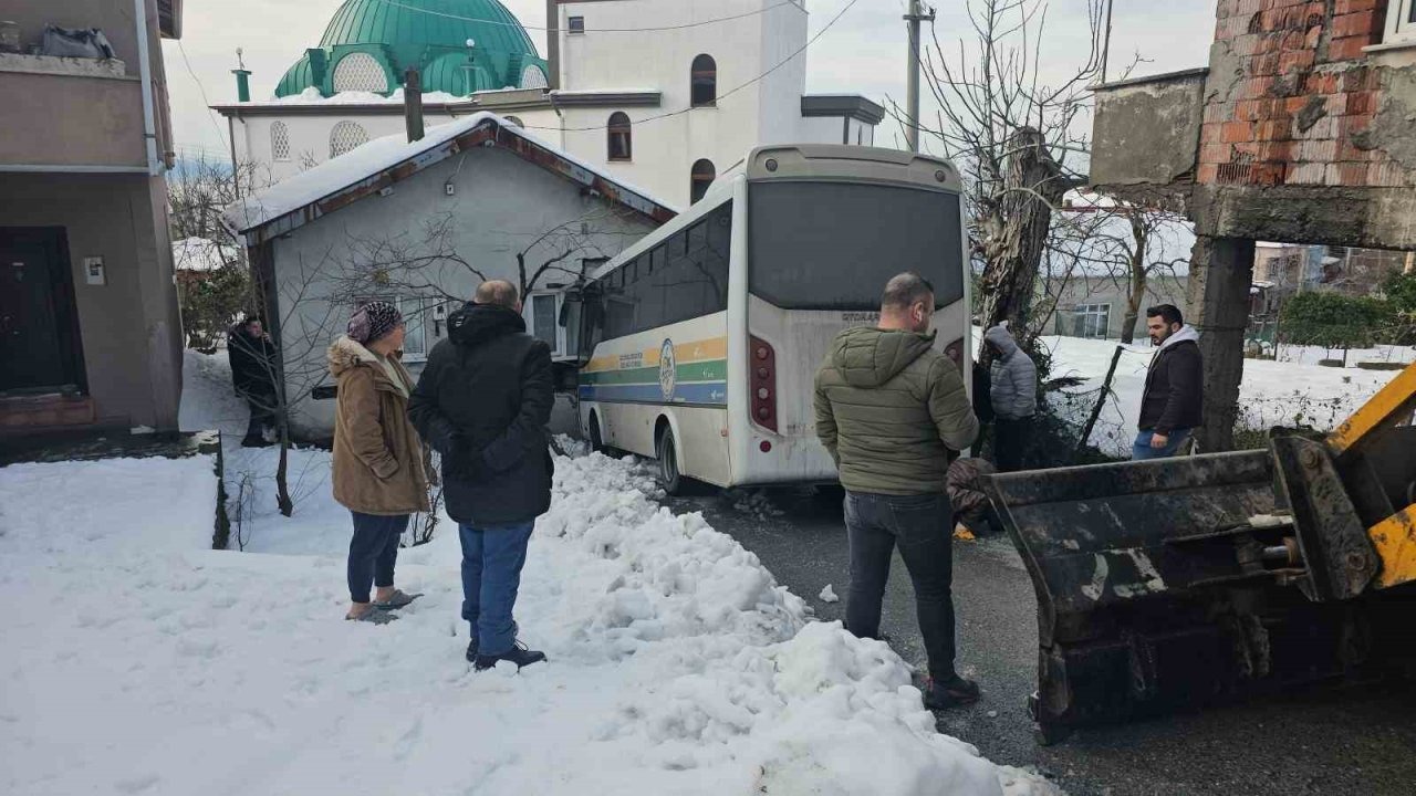 Halk otobüsü eve daldı