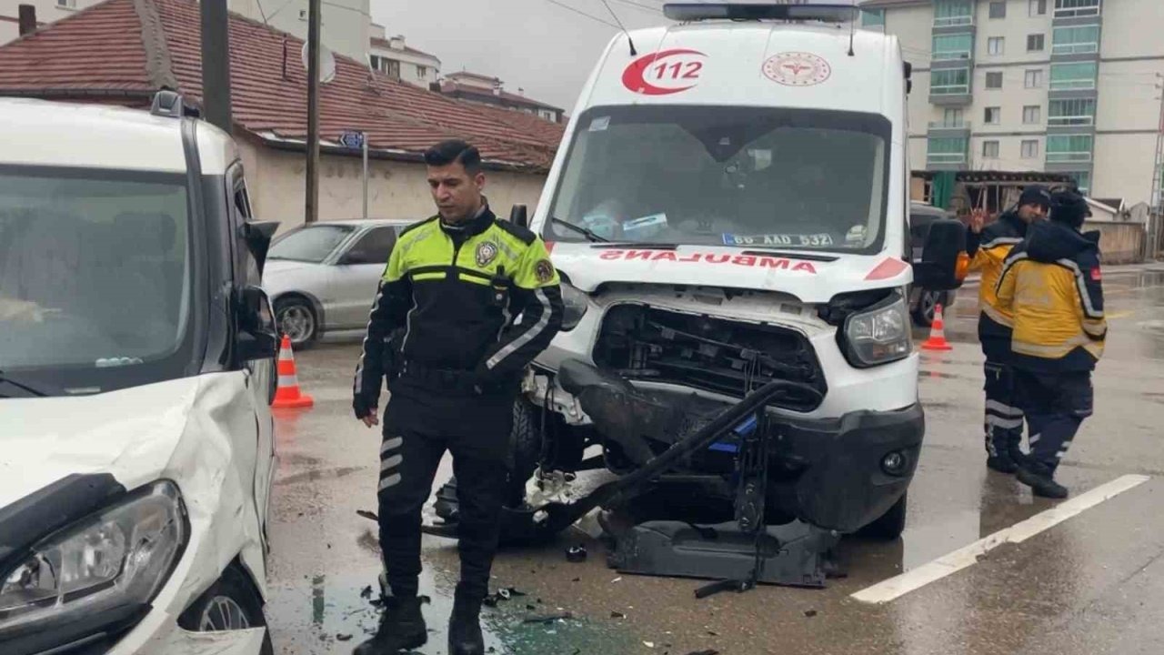 Hasta taşıyan ambulansla ile araç çarpıştı: 8 yaralı