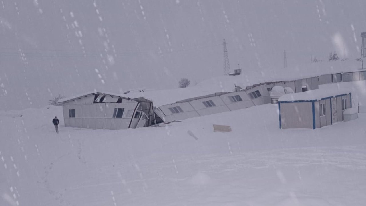 Hastane şantiyesinde çökme paniği: Konteyner yemekhane çatısı yıkıldı