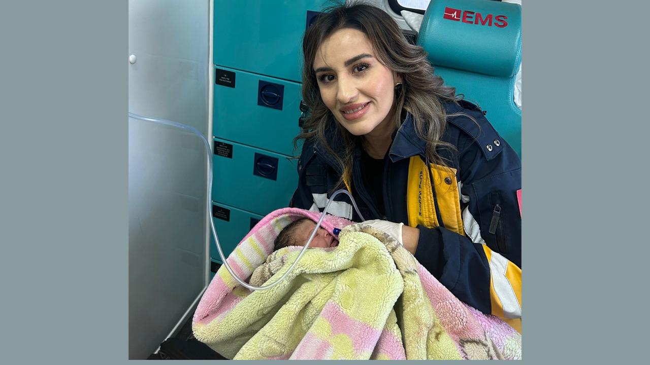 Hastaneye götürülen hamile kadın ambulansta doğurdu