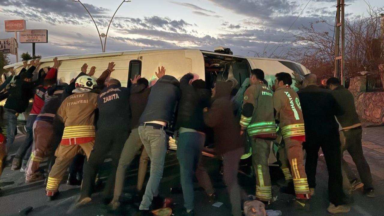 Hatay'da tır ile minibüs çarpıştı! Çok sayıda yaralı var