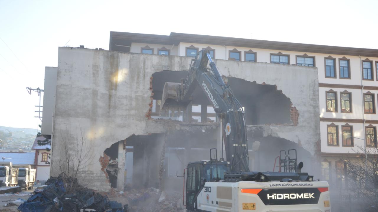 Havza'da iş yerlerinin yıkımı başladı