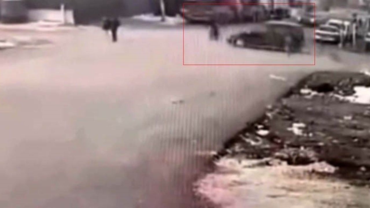 İlginç kaza: Araç motosiklete, motosiklet yayaya çarptı