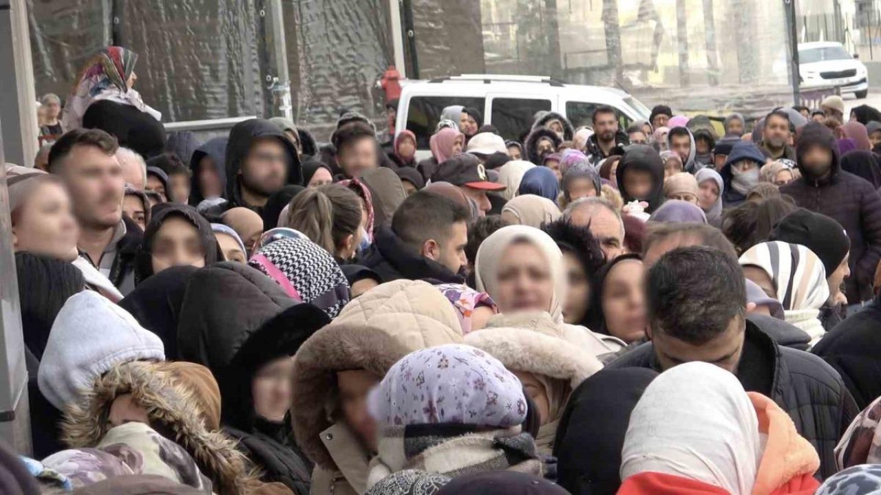 İndirimi duyan dondurucu soğukta saatlerce bekledi: 100 liralık alışveriş izdihamı