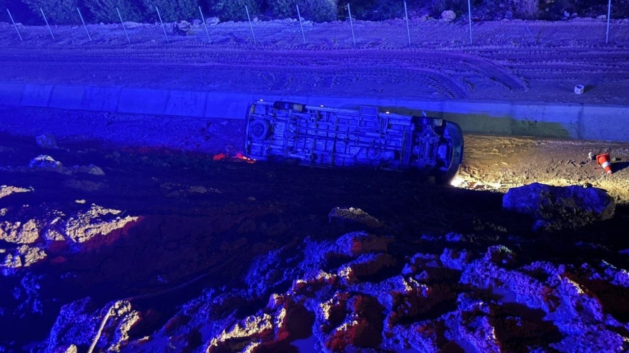 İşçi servisi uçuruma yuvarlandı: 13 yaralı