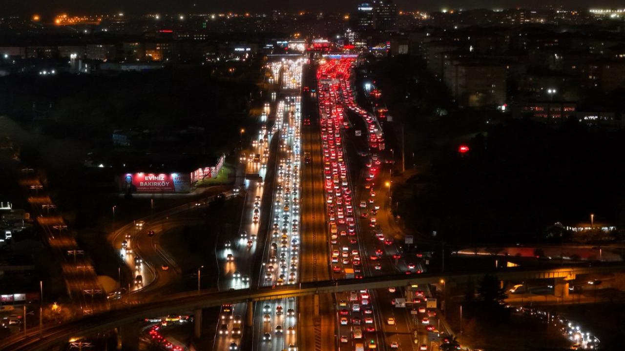 İstanbul’da trafikte iğne atsan yere düşmez!